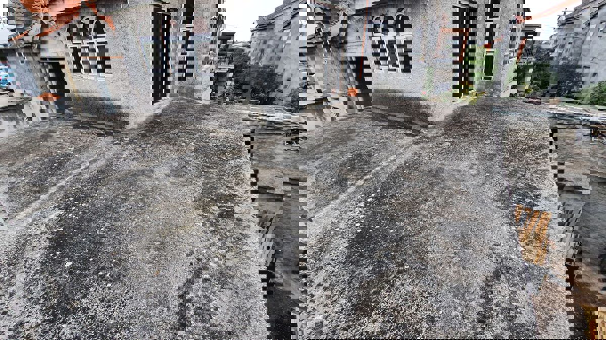 Zadar, Bili Brig, prostorno stanovanje (103,43 m2) z garažo, strešno teraso in pogledom na morje, v surovem stanju