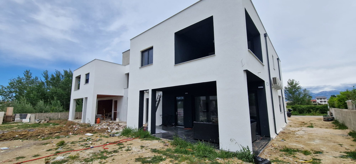 Nin, Zaton, hiša s bazenom (319 m2), 300 metrov do morja, NOVOGRADNJA!