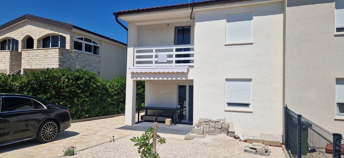 Vir, dvonadstropno stanovanje (90 m2), 160 metrov do plaže, NOVOGRADNJA