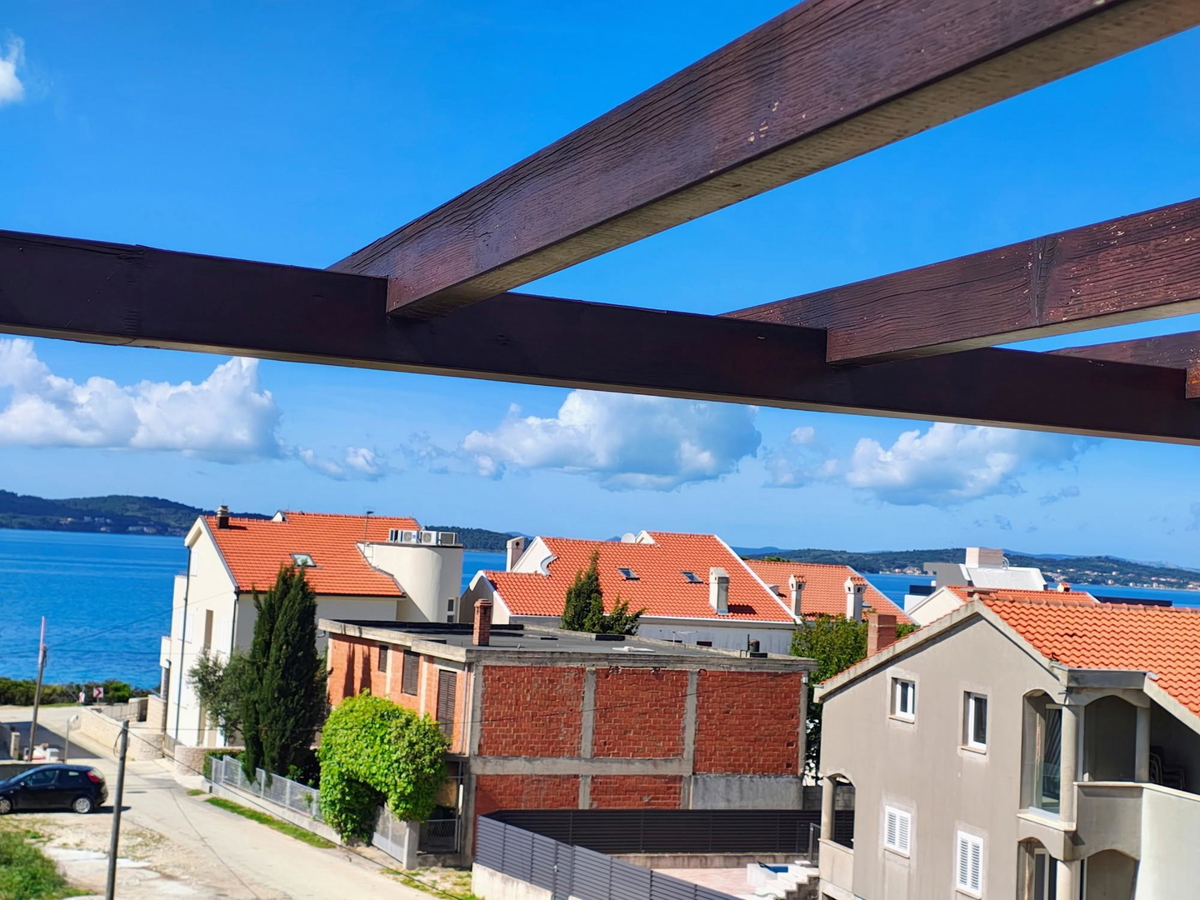Sukošan, čudovita hiša (240 m2) na veliki zemljiški parceli, 100 metrov od morja, RAZGLED