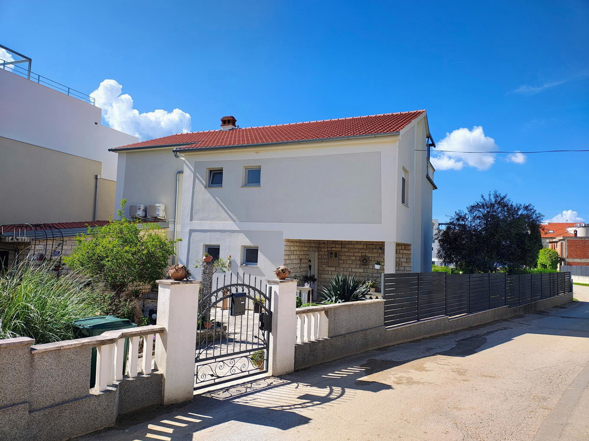Sukošan, čudovita hiša (240 m2) na veliki zemljiški parceli, 100 metrov od morja, RAZGLED