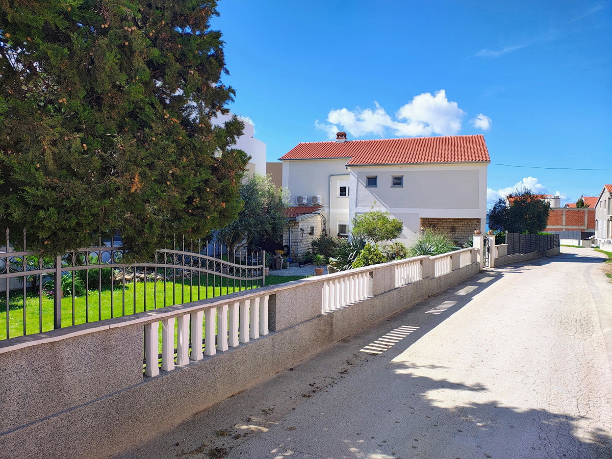 Sukošan, čudovita hiša (240 m2) na veliki zemljiški parceli, 100 metrov od morja, RAZGLED