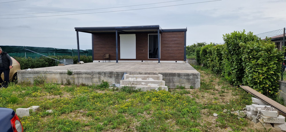 Zadar - kmetijsko zemljišče (400 m2) z mobilno hišo