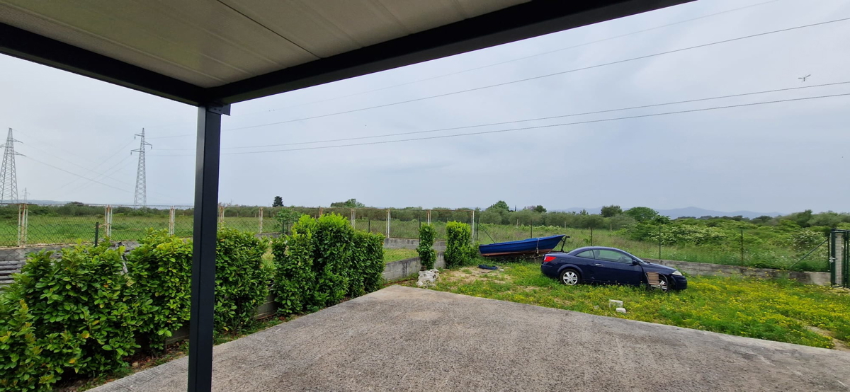 Zadar - kmetijsko zemljišče (400 m2) z mobilno hišo