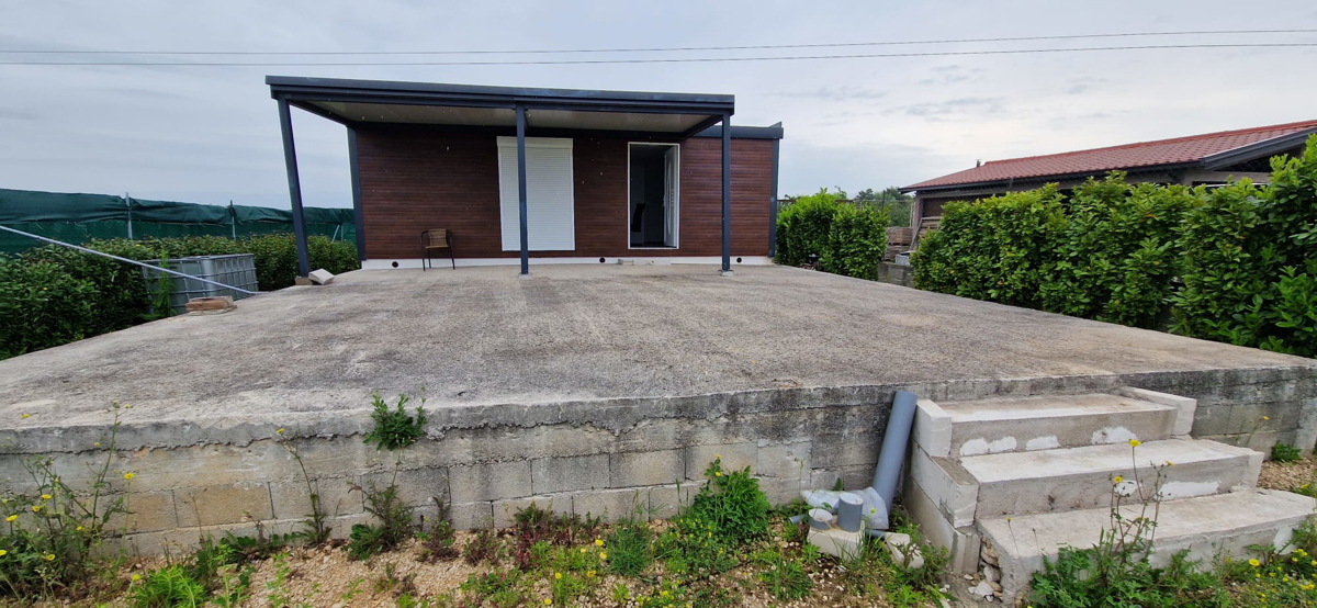 Zadar - kmetijsko zemljišče (400 m2) z mobilno hišo