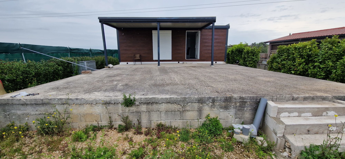 Zadar - kmetijsko zemljišče (400 m2) z mobilno hišo
