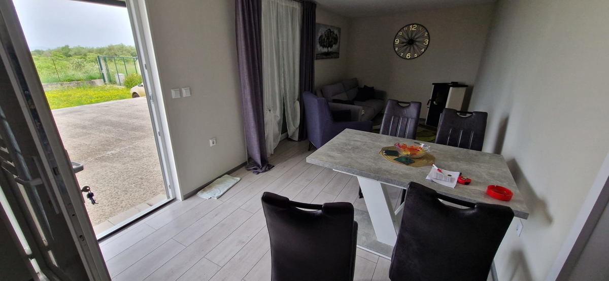 Zadar - kmetijsko zemljišče (400 m2) z mobilno hišo