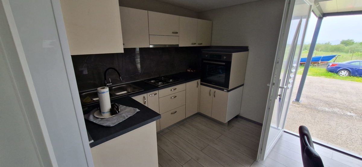 Zadar - kmetijsko zemljišče (400 m2) z mobilno hišo