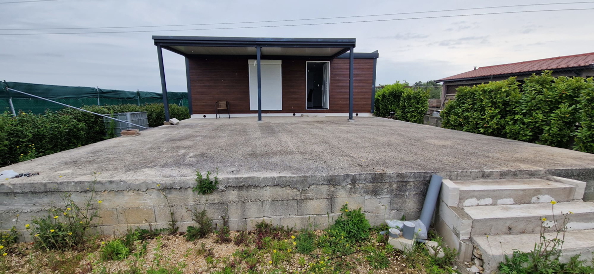 Zadar - kmetijsko zemljišče (400 m2) z mobilno hišo