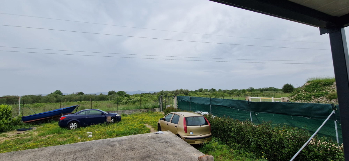 Zadar - kmetijsko zemljišče (400 m2) z mobilno hišo