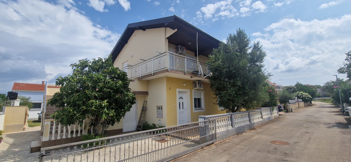 Vrsi, Zukve, lepa hiša s 4 stanovanji (316 m2) in garažo, 250 m do plaže