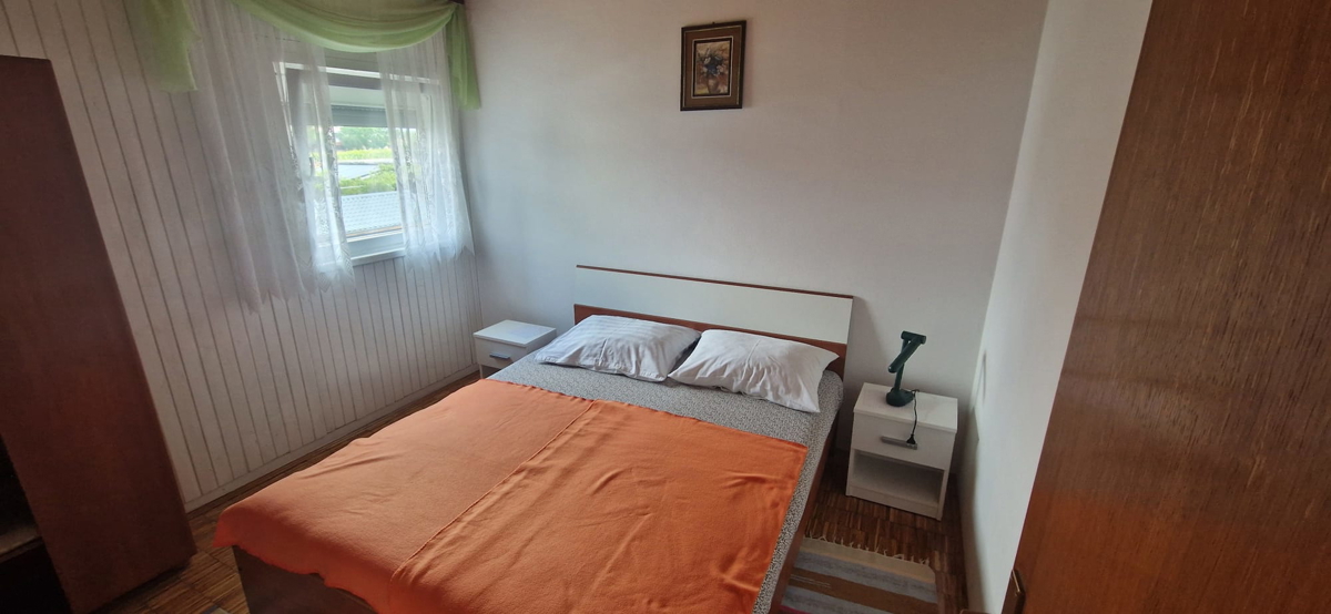 Vrsi, Zukve, lepa hiša s 4 stanovanji (316 m2) in garažo, 250 m do plaže