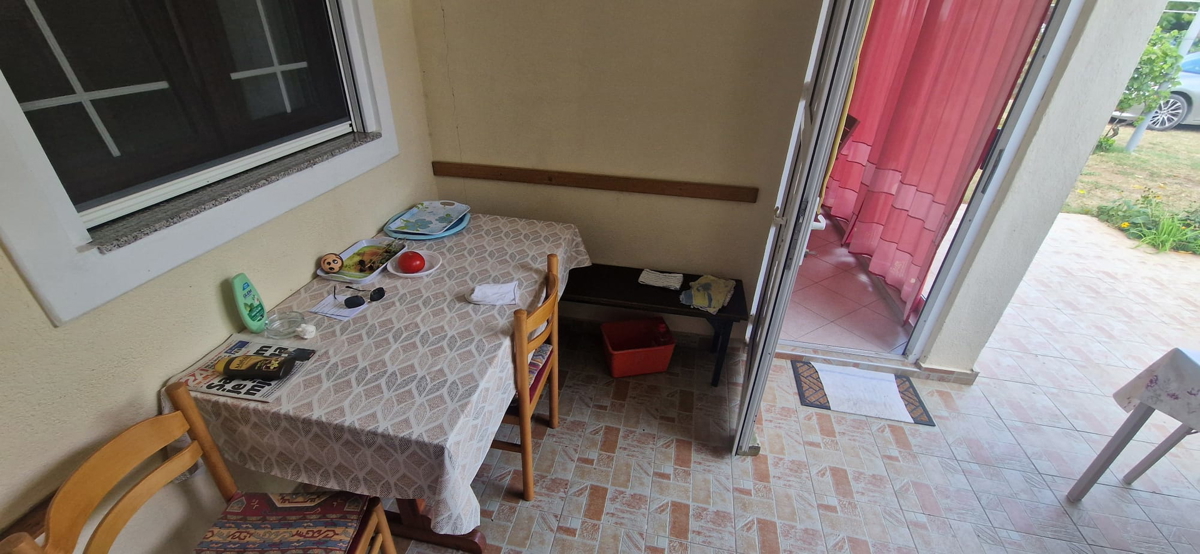 Vrsi, Zukve, lepa hiša s 4 stanovanji (316 m2) in garažo, 250 m do plaže