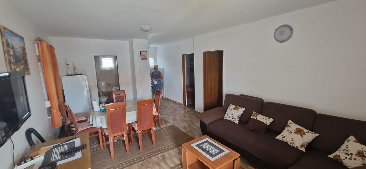 Vrsi, Zukve, lepa hiša s 4 stanovanji (316 m2) in garažo, 250 m do plaže