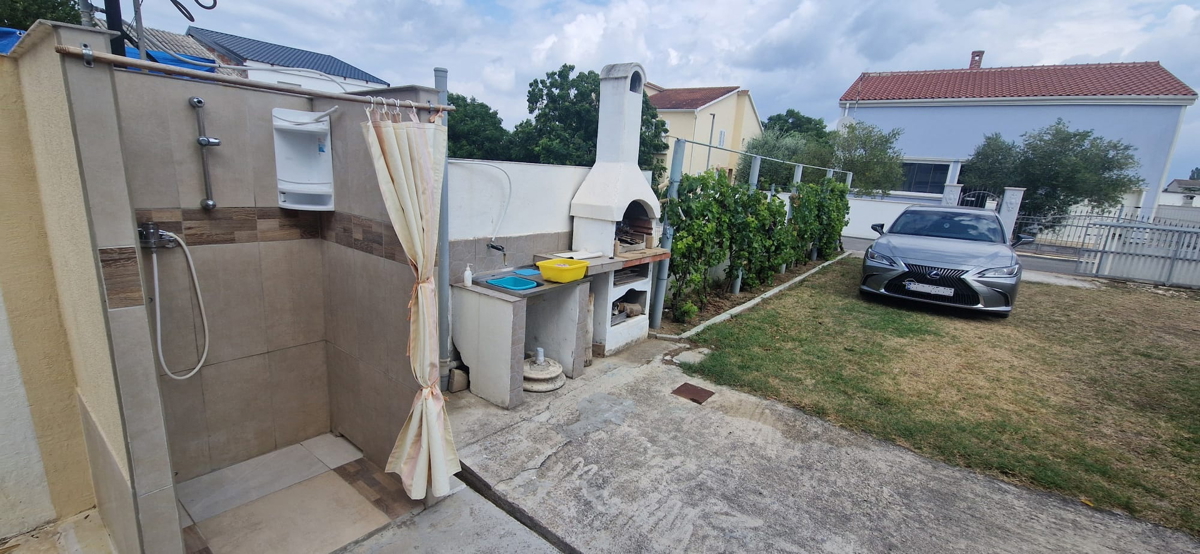 Vrsi, Zukve, lepa hiša s 4 stanovanji (316 m2) in garažo, 250 m do plaže
