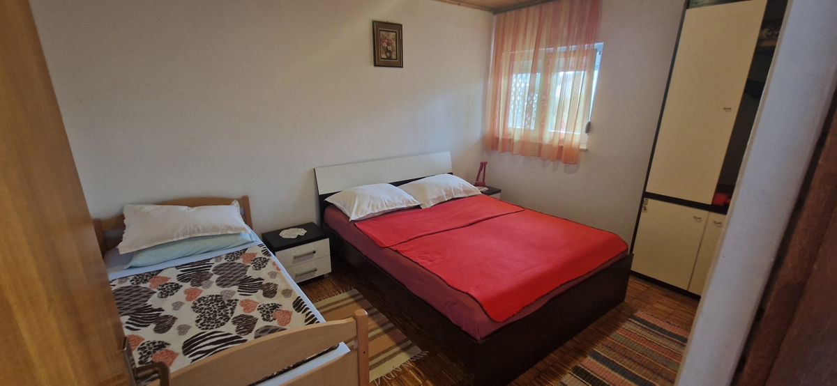 Vrsi, Zukve, lepa hiša s 4 stanovanji (316 m2) in garažo, 250 m do plaže