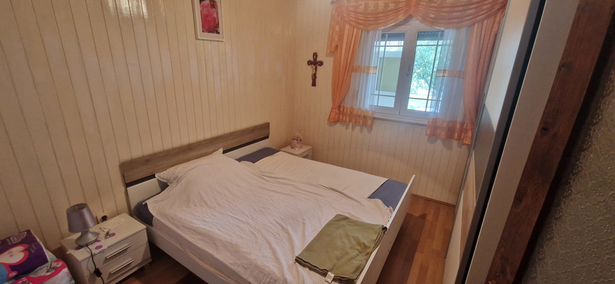 Vrsi, Zukve, lepa hiša s 4 stanovanji (316 m2) in garažo, 250 m do plaže