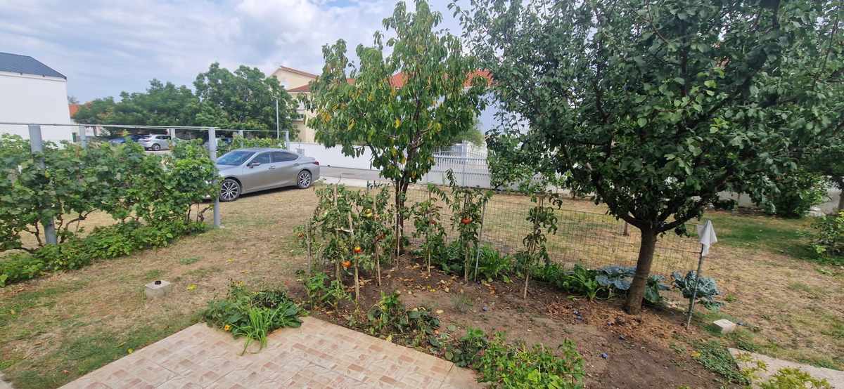 Vrsi, Zukve, lepa hiša s 4 stanovanji (316 m2) in garažo, 250 m do plaže