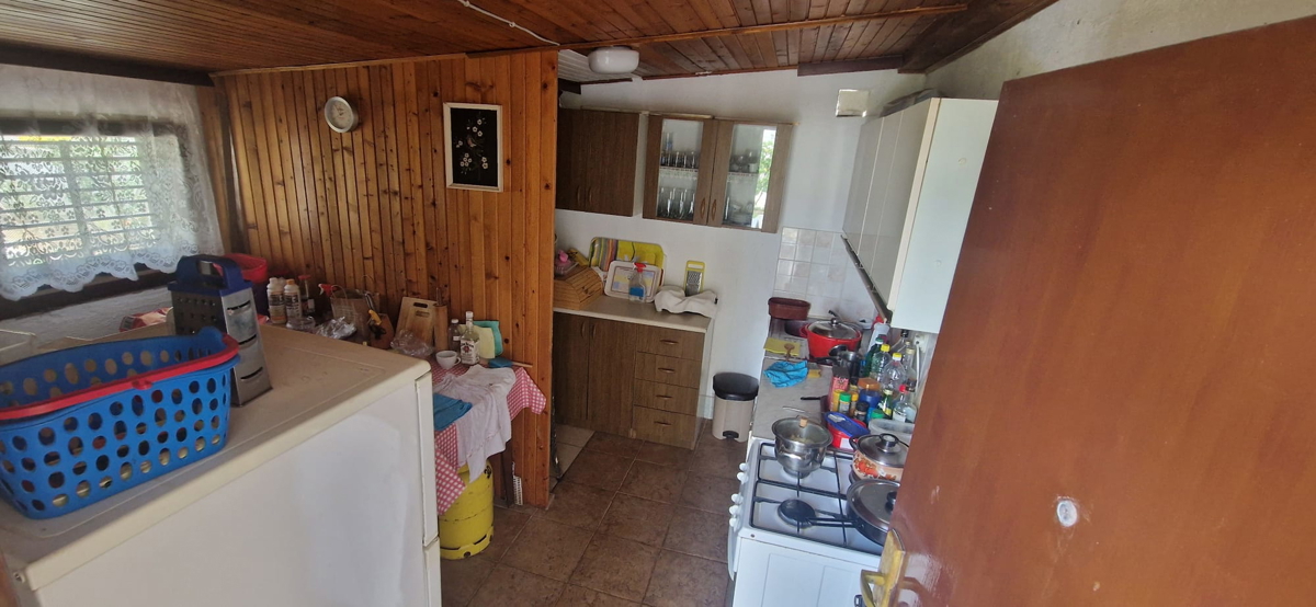 Vrsi, Zukve, lepa hiša s 4 stanovanji (316 m2) in garažo, 250 m do plaže