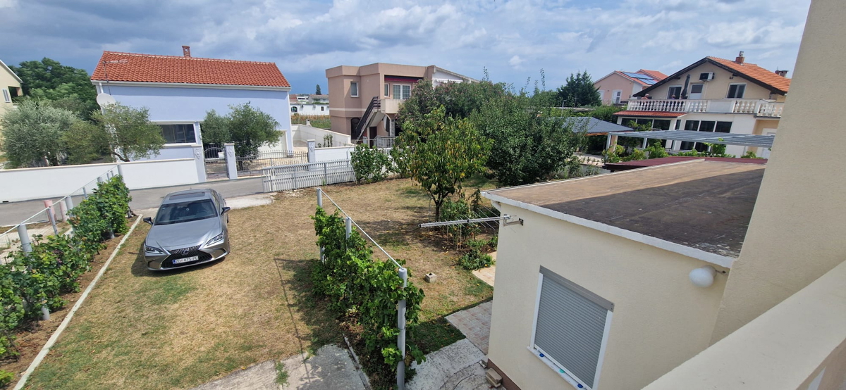 Vrsi, Zukve, lepa hiša s 4 stanovanji (316 m2) in garažo, 250 m do plaže
