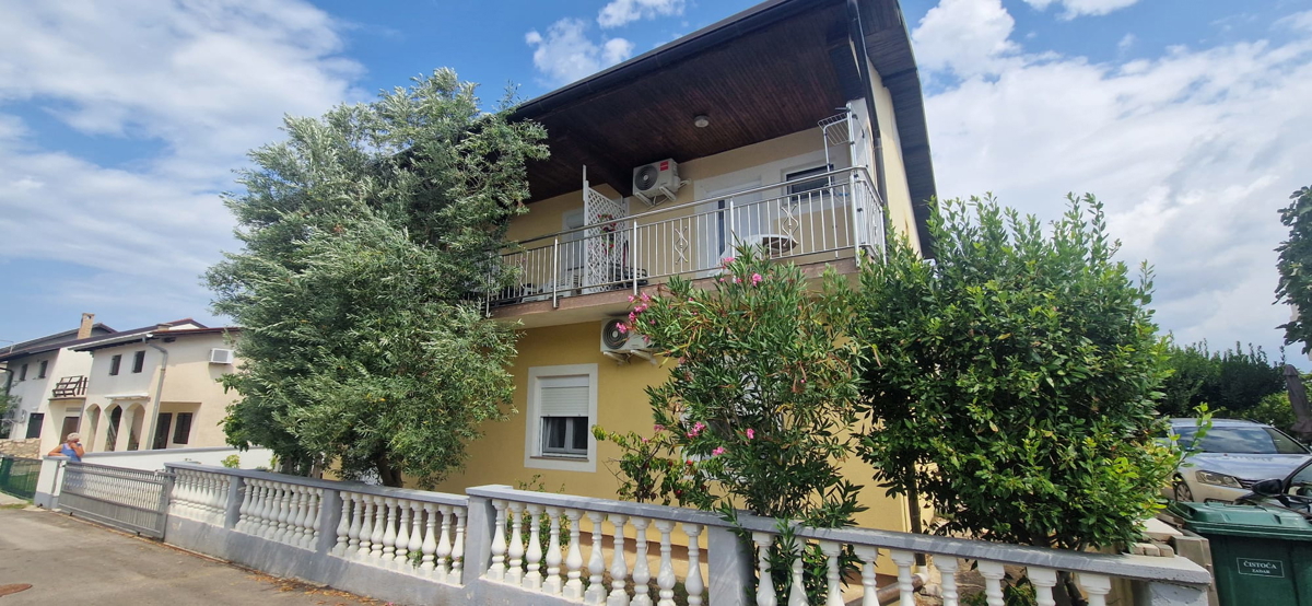 Vrsi, Zukve, lepa hiša s 4 stanovanji (316 m2) in garažo, 250 m do plaže