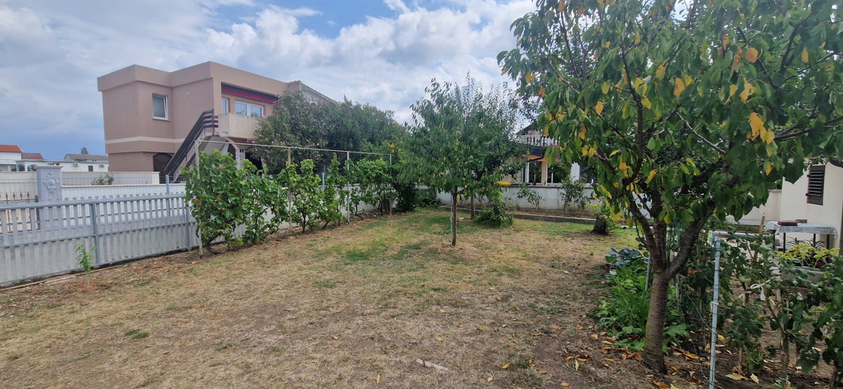 Vrsi, Zukve, lepa hiša s 4 stanovanji (316 m2) in garažo, 250 m do plaže