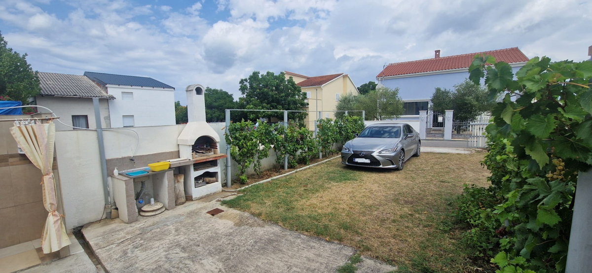 Vrsi, Zukve, lepa hiša s 4 stanovanji (316 m2) in garažo, 250 m do plaže