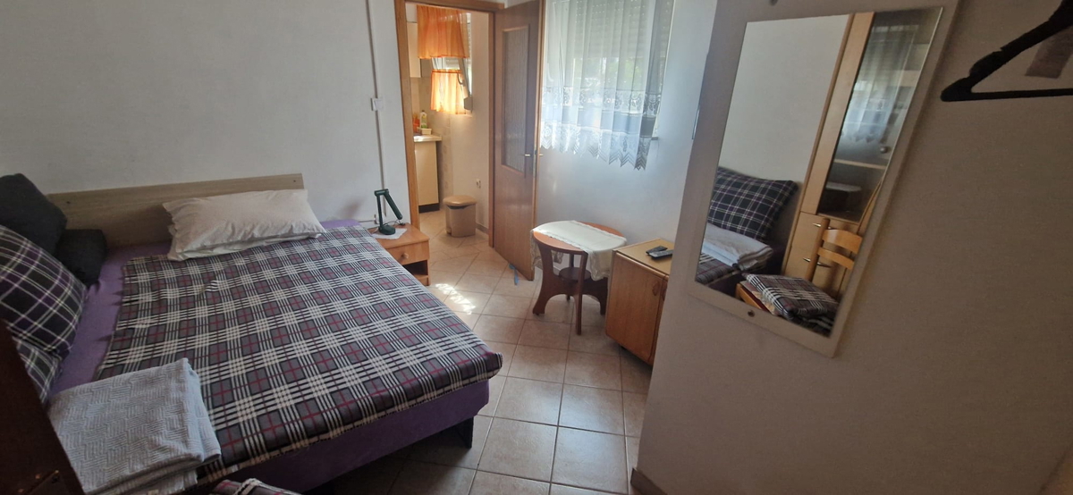 Vrsi, Zukve, lepa hiša s 4 stanovanji (316 m2) in garažo, 250 m do plaže
