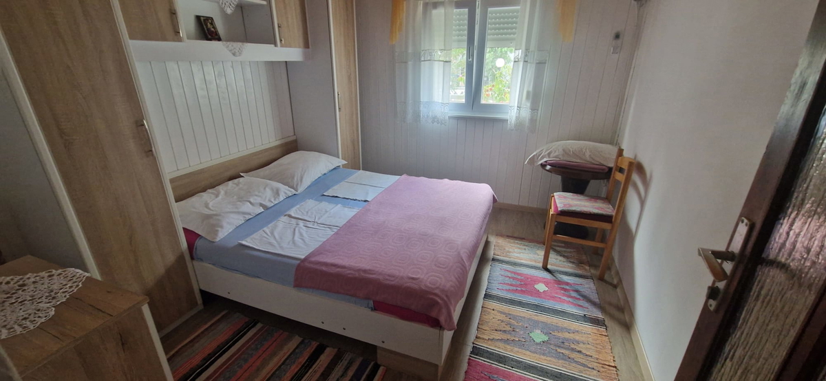 Vrsi, Zukve, lepa hiša s 4 stanovanji (316 m2) in garažo, 250 m do plaže