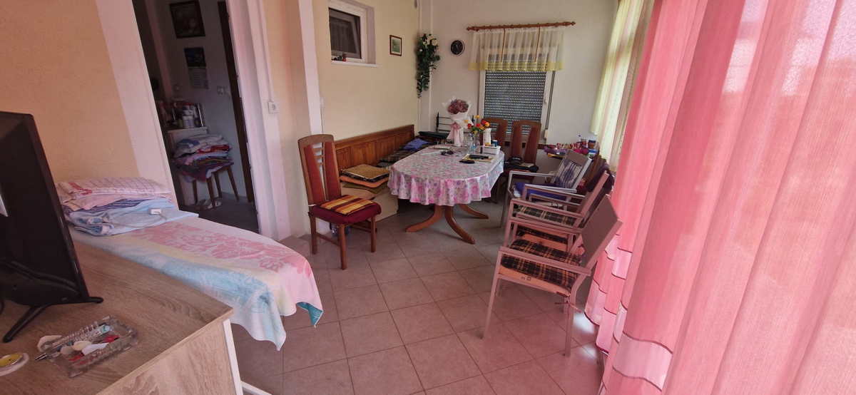 Vrsi, Zukve, lepa hiša s 4 stanovanji (316 m2) in garažo, 250 m do plaže