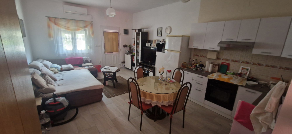 Vrsi, Zukve, lepa hiša s 4 stanovanji (316 m2) in garažo, 250 m do plaže