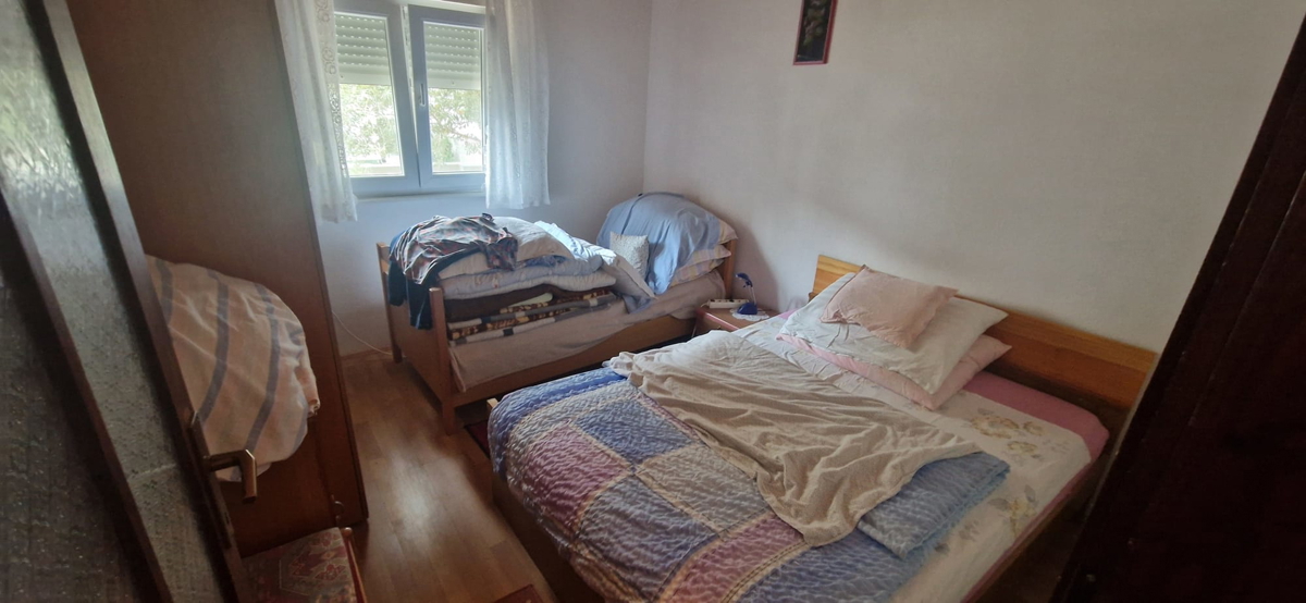 Vrsi, Zukve, lepa hiša s 4 stanovanji (316 m2) in garažo, 250 m do plaže