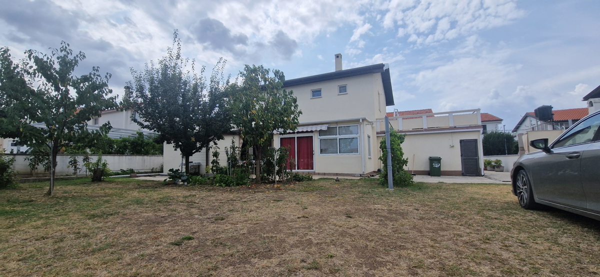 Vrsi, Zukve, lepa hiša s 4 stanovanji (316 m2) in garažo, 250 m do plaže
