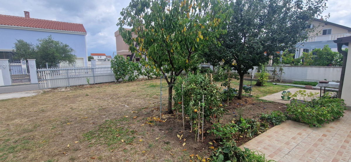 Vrsi, Zukve, lepa hiša s 4 stanovanji (316 m2) in garažo, 250 m do plaže