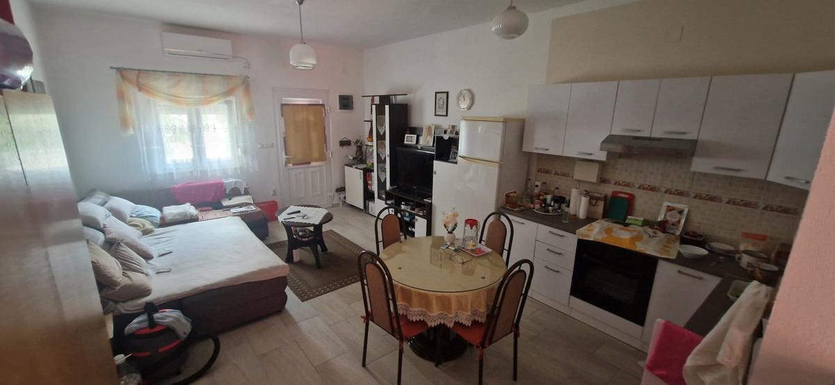 Vrsi, Zukve, lepa hiša s 4 stanovanji (316 m2) in garažo, 250 m do plaže