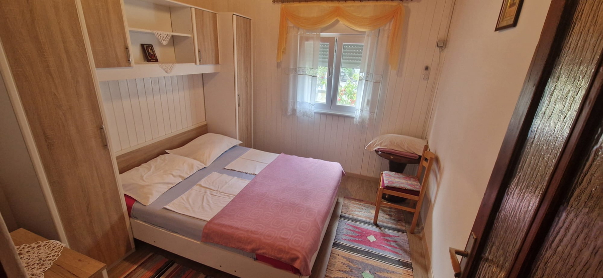 Vrsi, Zukve, lepa hiša s 4 stanovanji (316 m2) in garažo, 250 m do plaže