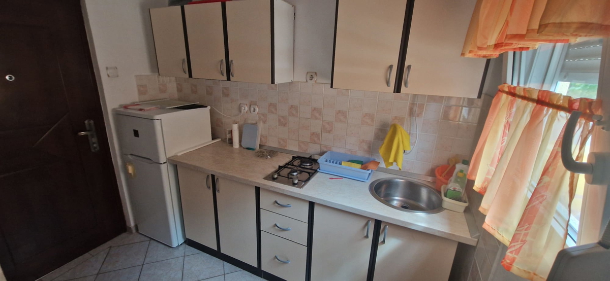 Vrsi, Zukve, lepa hiša s 4 stanovanji (316 m2) in garažo, 250 m do plaže