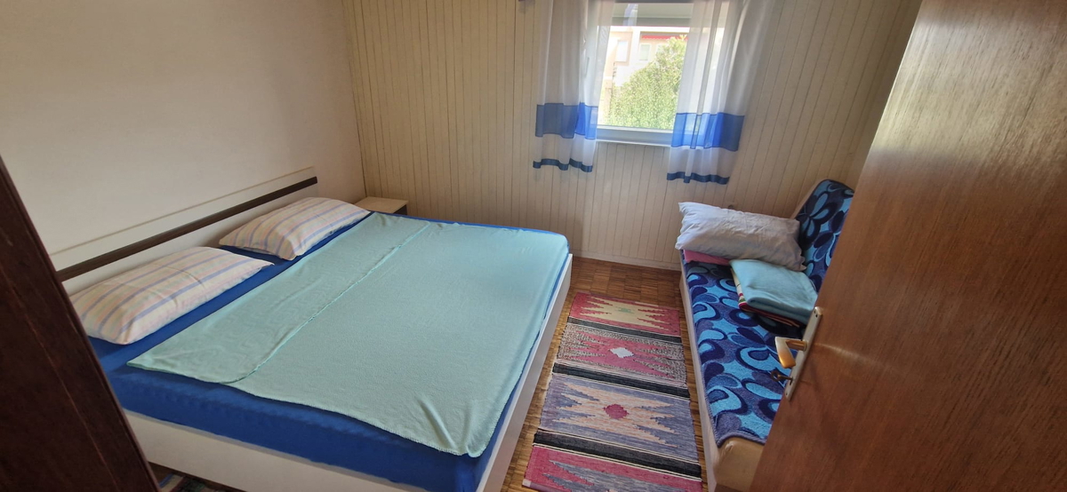Vrsi, Zukve, lepa hiša s 4 stanovanji (316 m2) in garažo, 250 m do plaže
