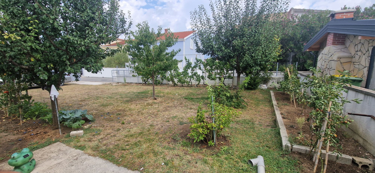 Vrsi, Zukve, lepa hiša s 4 stanovanji (316 m2) in garažo, 250 m do plaže
