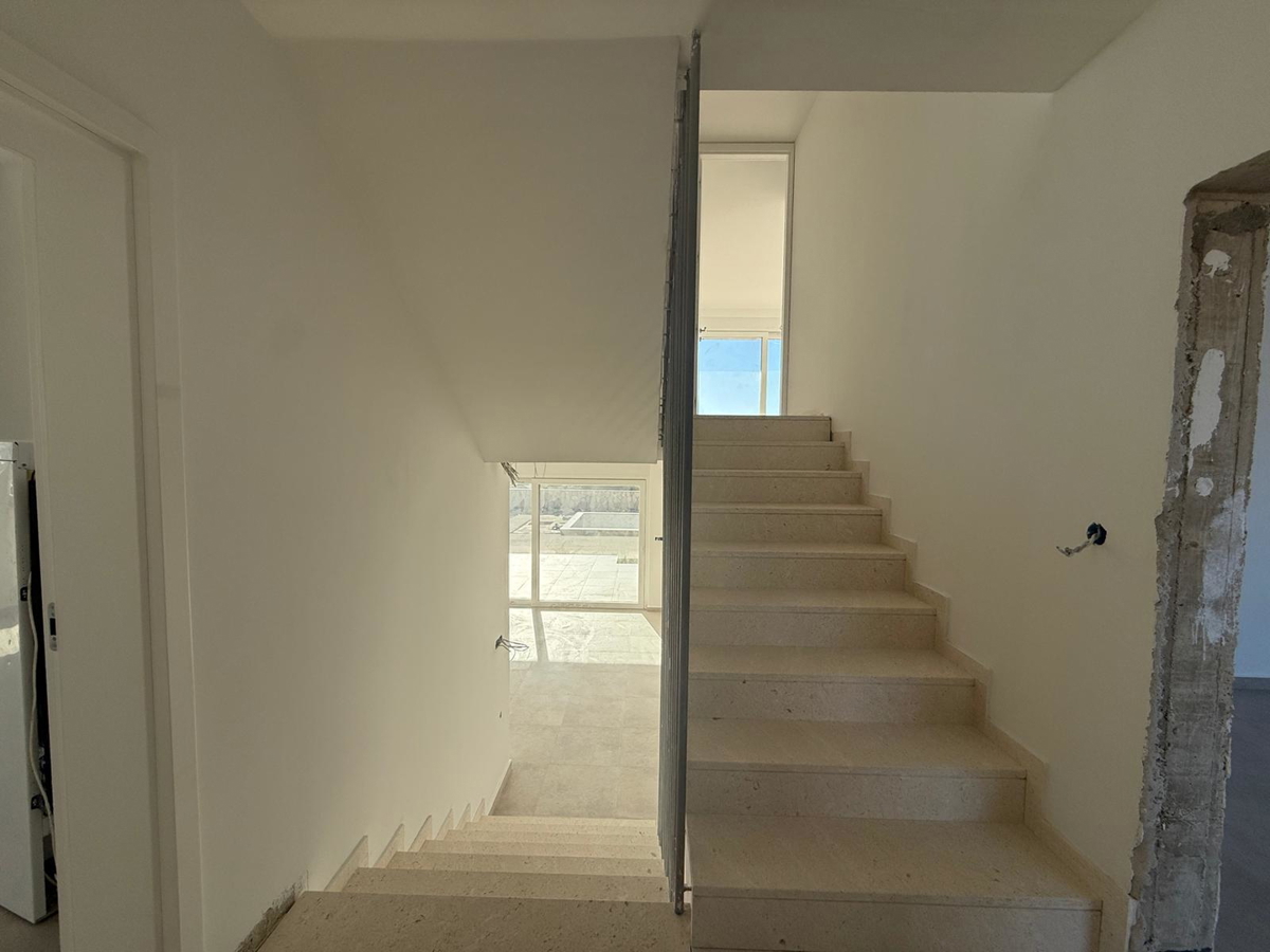 Novalja, Škuncini stani, moderna vila (238 m2) v gradnji z bazenom in panoramskim pogledom na morje