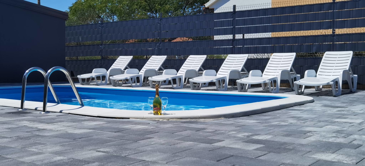 Ninjska stanovanja, počitniška hiša (107 m2) s bazenom na veliki zemljišču, NOVOGRADNJA
