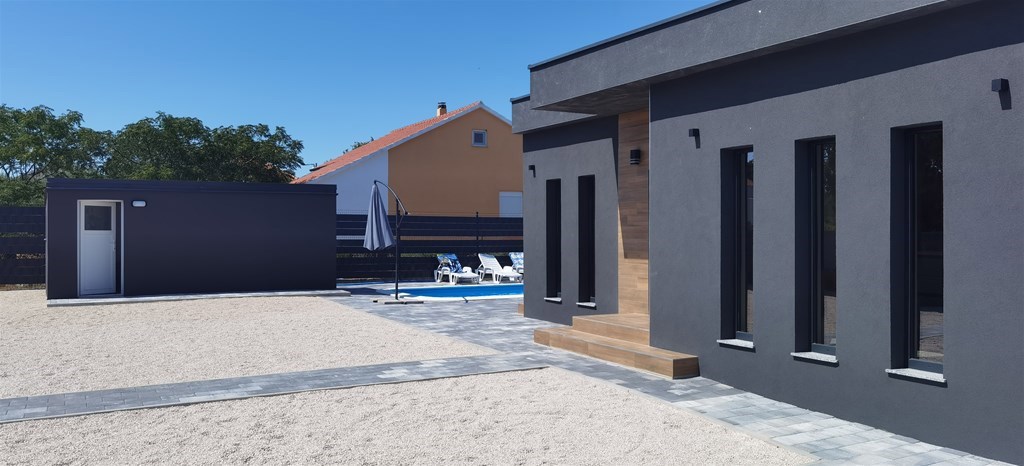 Ninjska stanovanja, počitniška hiša (107 m2) s bazenom na veliki zemljišču, NOVOGRADNJA