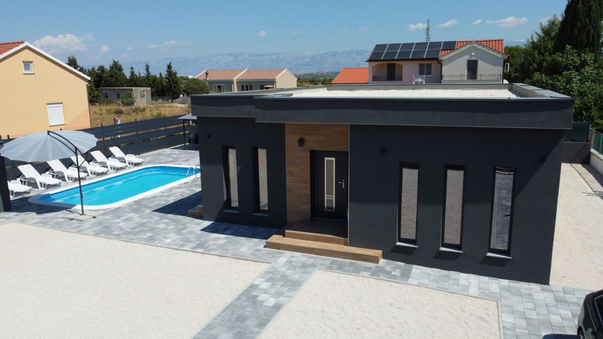 Ninjska stanovanja, počitniška hiša (107 m2) s bazenom na veliki zemljišču, NOVOGRADNJA