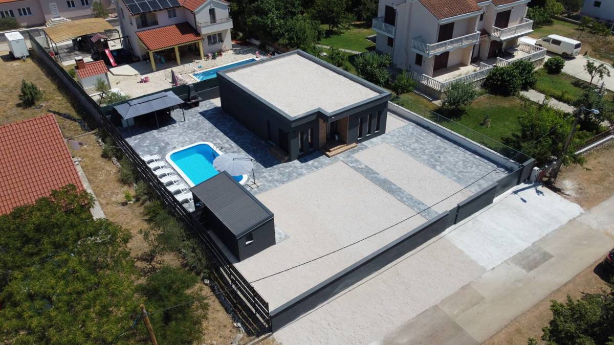 Ninjska stanovanja, počitniška hiša (107 m2) s bazenom na veliki zemljišču, NOVOGRADNJA