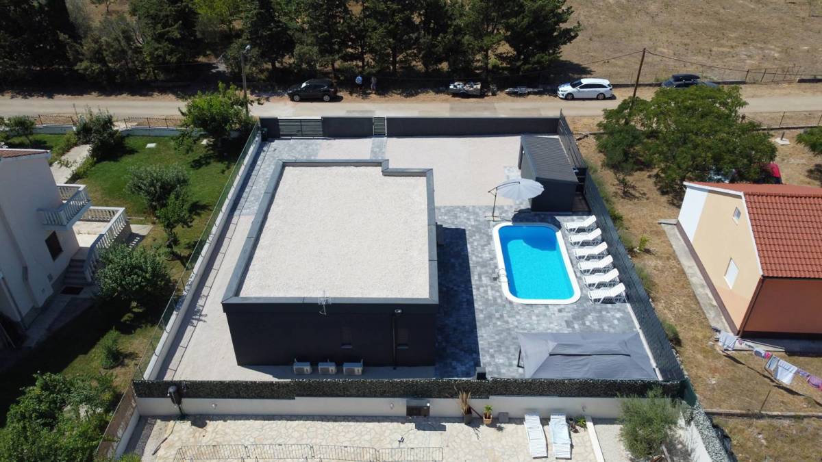 Ninjska stanovanja, počitniška hiša (107 m2) s bazenom na veliki zemljišču, NOVOGRADNJA