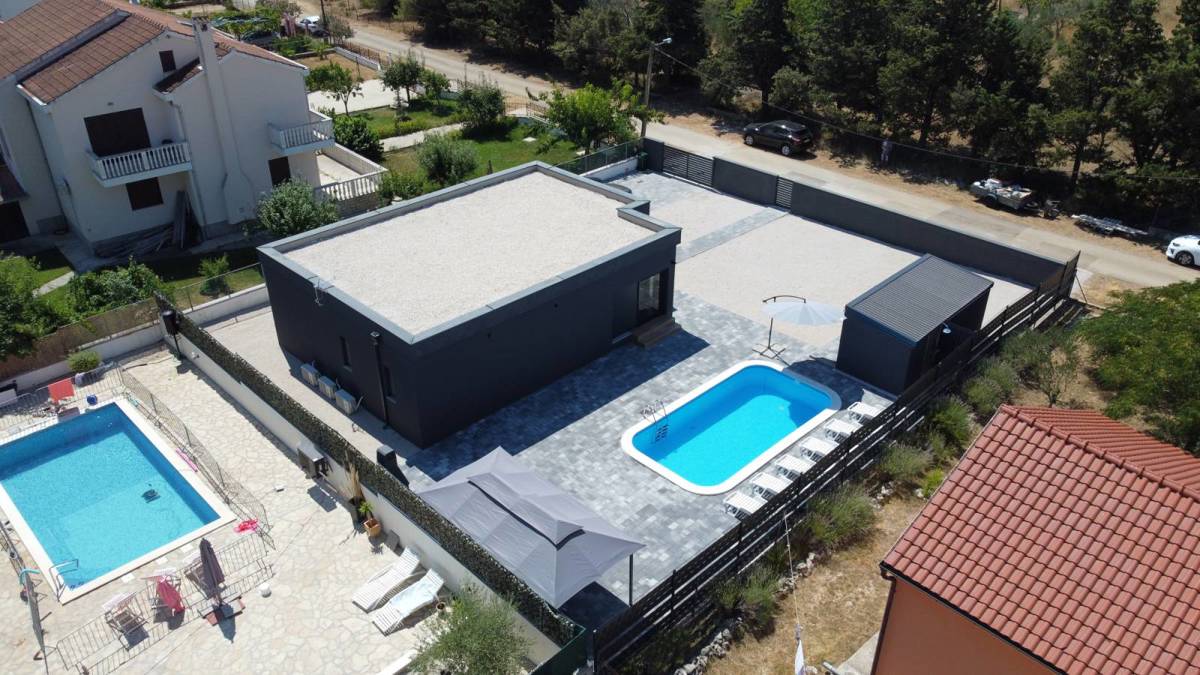Ninjska stanovanja, počitniška hiša (107 m2) s bazenom na veliki zemljišču, NOVOGRADNJA