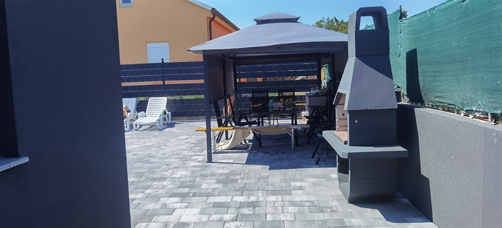 Ninjska stanovanja, počitniška hiša (107 m2) s bazenom na veliki zemljišču, NOVOGRADNJA