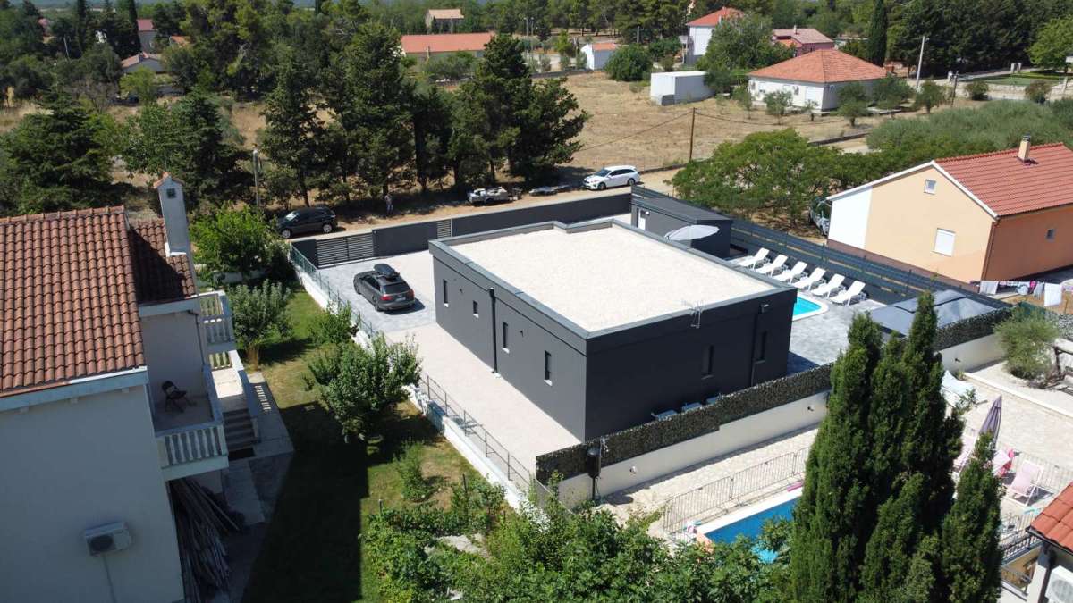 Ninjska stanovanja, počitniška hiša (107 m2) s bazenom na veliki zemljišču, NOVOGRADNJA