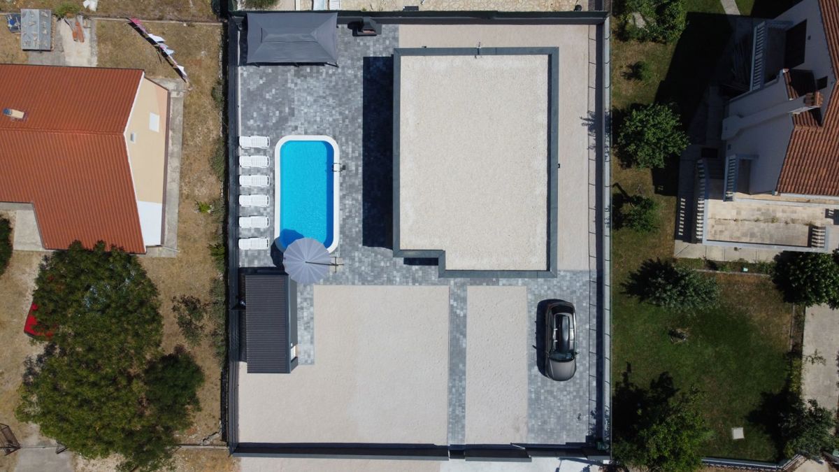 Ninjska stanovanja, počitniška hiša (107 m2) s bazenom na veliki zemljišču, NOVOGRADNJA