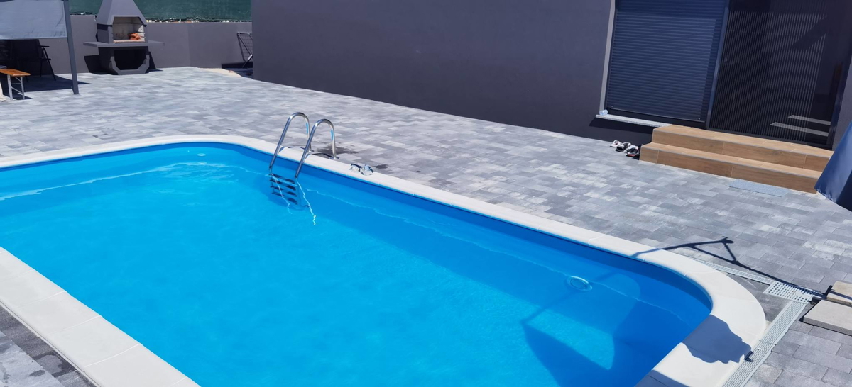 Ninjska stanovanja, počitniška hiša (107 m2) s bazenom na veliki zemljišču, NOVOGRADNJA